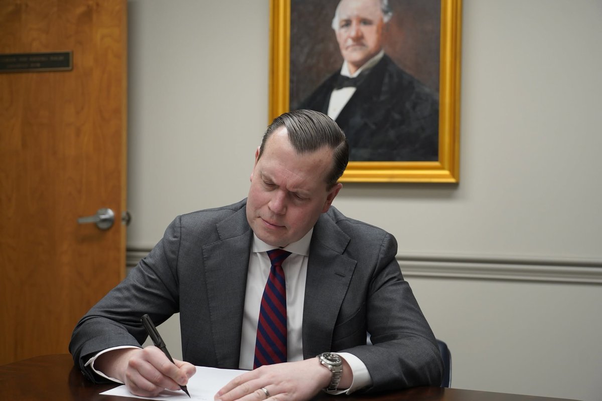 kyoag's tweet photo. With the leadership of @KYAgCommish and @POTUS, I was proud to sign an executive order to cut fuel costs for Kentucky's farmers during the fall harvest. Now, Kentucky farmers can use untaxed or dyed diesel fuel on highways as they feed our families and feed the world. https://t.co/hQ5LpJDTQP