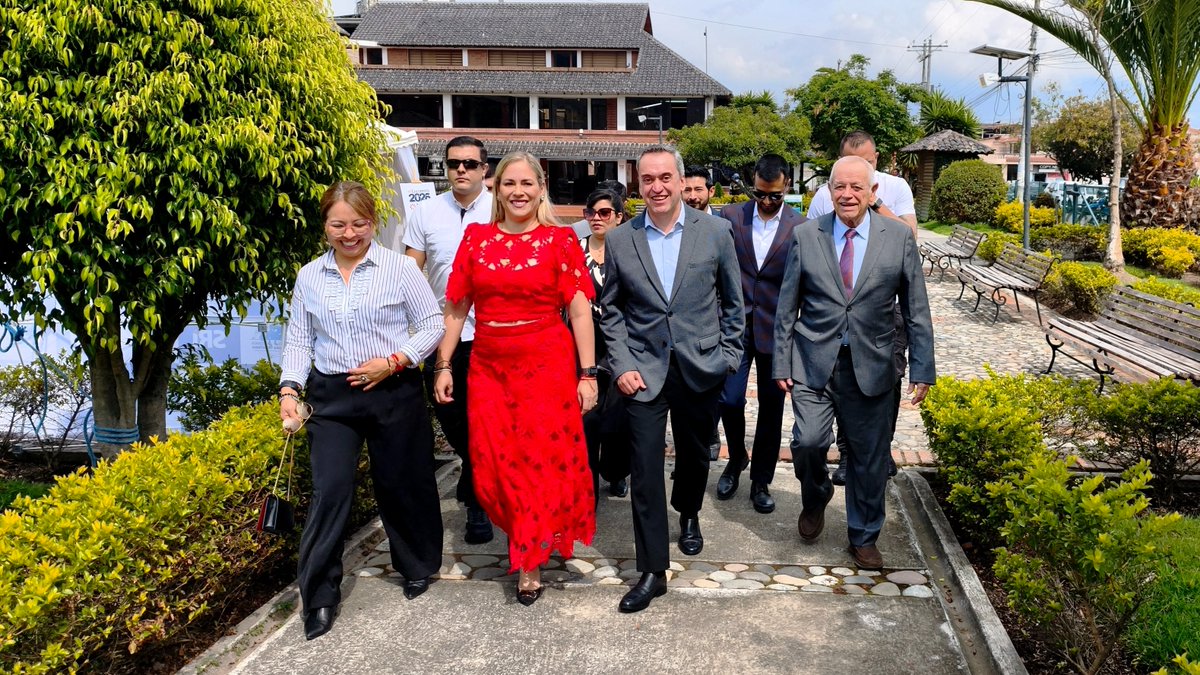 SRIoficialEc's tweet photo. El conocimiento también construye un mejor SRI.

@AlexaNavarreteR, directora general del SRI inauguró en la @uotavalo el #IVEncuentroNAF2026, junto a Juan Carlos Cisneros, Vicecanciller y Antonio Romillo Tarque, rector de esta institución de educación superior.

🧵⤵️ https://t.co/u3Fg1eLgS9