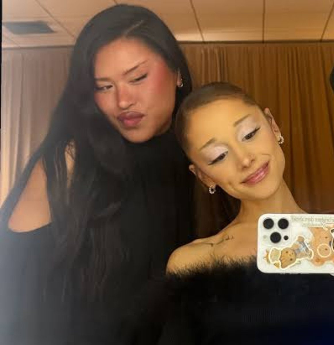 accessarianabr's tweet photo. 🚨 Alyx Liu, cabeleireira e amiga de Ariana Grande, compartilhou diversos stories sobre Lula e Flávio Bolsonaro e a repercussão envolvendo a política no Brasil.

O conteúdo acabou chegando até ela e sendo compartilhado em seus próprios stories, mostrando que a movimentação dos fãs brasileiros está alcançando pessoas de fora do país. 🇧🇷