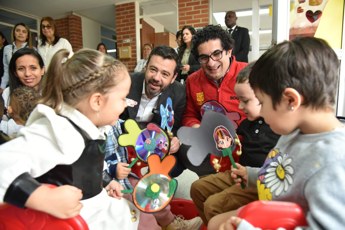 RobertoAnguloS's tweet photo. Después de hablar con el alcalde @CarlosFGalan, confirmo mi salida del gobierno de @Bogota con fecha el 15 de octubre. 

Desde el primer día de trabajo el alcalde y yo habíamos acordado que mi paso por @integracionbta duraría alrededor de dos años y esta conversación es consistente con ese compromiso. 

**

Estimado alcalde @CarlosFGalan, esta experiencia como secretario de @integracionbta ha sido de lejos la más importante en mi trayectoria dedicada a los temas sociales e incluso más allá: ha sido el trabajo que más me ha marcado en la vida.

Si bien el cambio social es de largo plazo, y aún hay grandes desafíos, este gobierno cuenta con logros sociales que evidencian que Bogotá hoy es una ciudad con menos hambre, menos pobreza y más oportunidades. 

Todos estos resultados son posibles gracias a su liderazgo, al equipo de @integracionbta, que es una mezcla muy potente de vocación por el servicio público, sensibilidad y capacidad de ejecución a gran escala; al trabajo articulado de los demás sectores del distrito y, por supuesto, al potencial que tiene Bogotá más allá de su sector público.