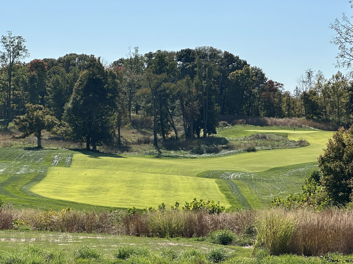 BryanTweed16's tweet photo. The Pfau GC at Indiana University is a course any alumni should be proud of. This devilishly hard Steve Smyers design has a “Wolf Run” feel (IYKYK) with tons of sand traps &amp; uphill approaches, but ample fairways make it playable for most skill levels. Price right after aeration. https://t.co/GzQIp0xwNZ