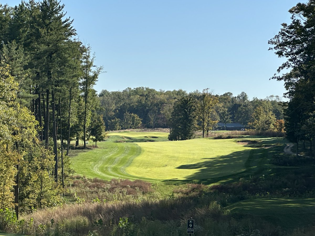 BryanTweed16's tweet photo. The Pfau GC at Indiana University is a course any alumni should be proud of. This devilishly hard Steve Smyers design has a “Wolf Run” feel (IYKYK) with tons of sand traps &amp; uphill approaches, but ample fairways make it playable for most skill levels. Price right after aeration. https://t.co/GzQIp0xwNZ