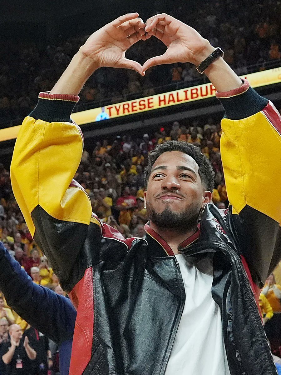 NBAdoPovo's tweet photo. SENSACIONAL

O Indiana Pacers vai enfrentar o Minnesota Timberwolves hoje, na quadra da universidade de Iowa State

Tyrese Haliburton jogou lá

E por conta disso, ele comprou TODOS os ingressos da seção estudantil para que todos os estudantes da universidade possam assistir o Jogo de GRAÇA

Além disso, Haliburton comprou pizzas para distribuir de graça

🗞️ @ScottAgness