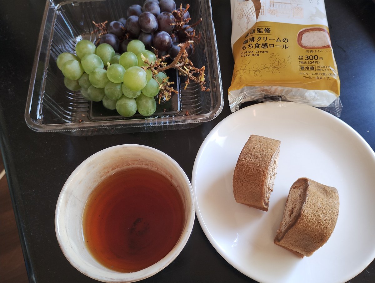 benitenmaru's tweet photo. おはようブドウとローソン菓子。
日に日に朝起きるのが辛くなってる。今朝相棒に「眉間のシワが取れてないよ」と言われた。イカンイカン揉みほぐしとかなくちゃ。 https://t.co/xE3wanRwzL