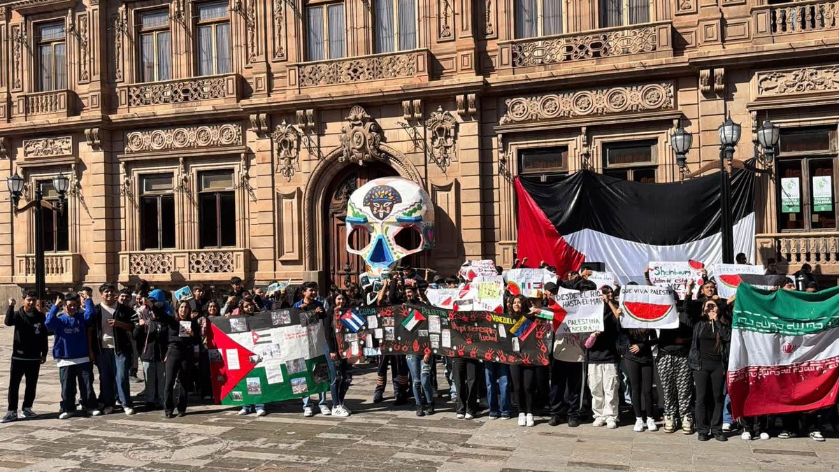 FNERRR_NACIONAL's tweet photo. 🔴📣 𝐌𝐚́𝐬 𝐝𝐞 𝟔 𝐦𝐢𝐥 𝐞𝐬𝐭𝐮𝐝𝐢𝐚𝐧𝐭𝐞𝐬 𝐝𝐞 𝐥𝐚 𝐅𝐍𝐄𝐑𝐑𝐑 𝐬𝐞 𝐦𝐨𝐯𝐢𝐥𝐢𝐳𝐚𝐧 𝐞𝐧 𝐬𝐨𝐥𝐢𝐝𝐚𝐫𝐢𝐝𝐚𝐝 𝐜𝐨𝐧 𝐏𝐚𝐥𝐞𝐬𝐭𝐢𝐧𝐚.

Jóvenes de todo el país se dieron cita en las capitales de los estados para exigir alto al genocidio en Gaza. 🇵🇸✊🏼 https://t.co/8MZmSt0jiY