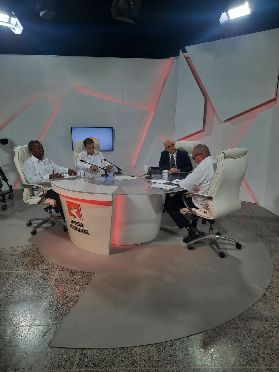 MinagCuba's tweet photo. Mesa Redonda. Sobre las transformaciones económicas y sociales y como incentivar la recuperación en la agricultura."
Los Panelistas: Idael Jesús Pérez Brito,ministro, Arian Gutiérrez Velázquez, Director General de Ganaderia y Cristóbal Arredondo Alfonso  Director de CENASA.#Cuba https://t.co/MvVYlCgiQX