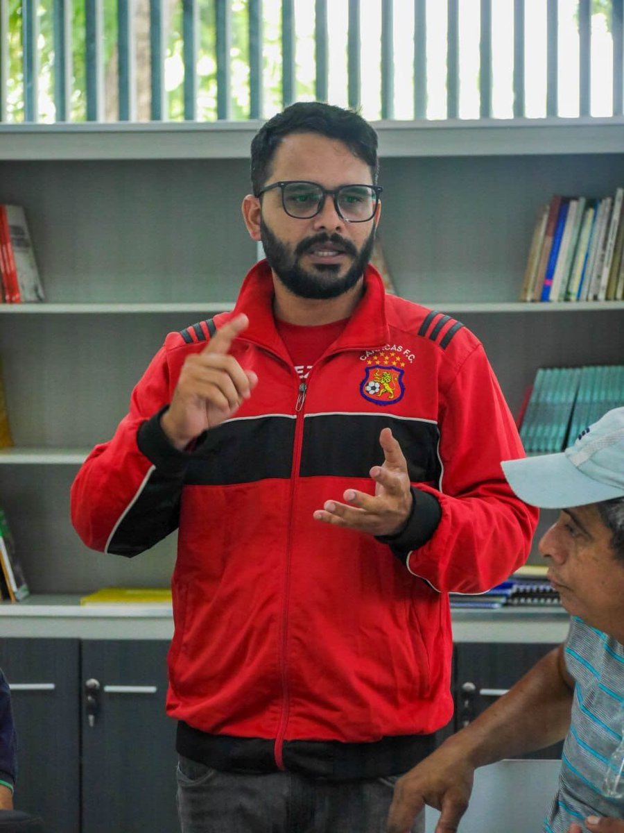 JJCordero_92's tweet photo. Tuve la oportunidad de conversar y compartir con estudiantes y formadores de la Universidad Nacional de las Comunas en los municipios Guacara y San Joaquín, quienes nos visitaron en la @bibliotecaenriquedussel en el campus universitario de nuestra @unacom.ve https://t.co/Am0JFDuNar