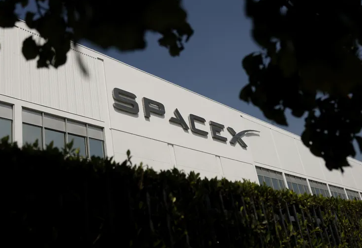 TheChartistX's tweet photo. 🛰️SpaceX is reportedly seeking to borrow $40 billion to purchase more Nvidia chips.
The financing could include $10 billion in bank loans and $30 billion in investment-grade debt.
🤝The deal is reportedly expected to close sometime next year. Tech analyst Dan Ives in a note Wednesday called the development “a smart strategic move for the SpaceX buildout because it fuels the flywheel between launch, Starlink, and AI.”
💻Big tech companies have been raising hundreds of billions of dollars to build out AI data centers, raising worries about whether they will be able to generate enough of a return on their AI efforts to justify the expense.
#nvda #nvidia #spacex #starlink #musk #datacenter #tech #nasdaq #wallstreet #semis #chips #gpu #verarubin #cpu #amd #intel #ai