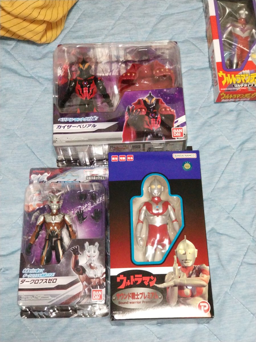 UCG_Polibake2's tweet photo. 内訳はこんな感じｗ
アクションフィギュア！豪華！
ソフビ！大好き悪トラマン！
ミニソフビ！色違いメトロンにブラザーマント！
眼福ｗまた開けないで部屋に厳重保管になりそうｗ https://t.co/F1zgpoJvWa