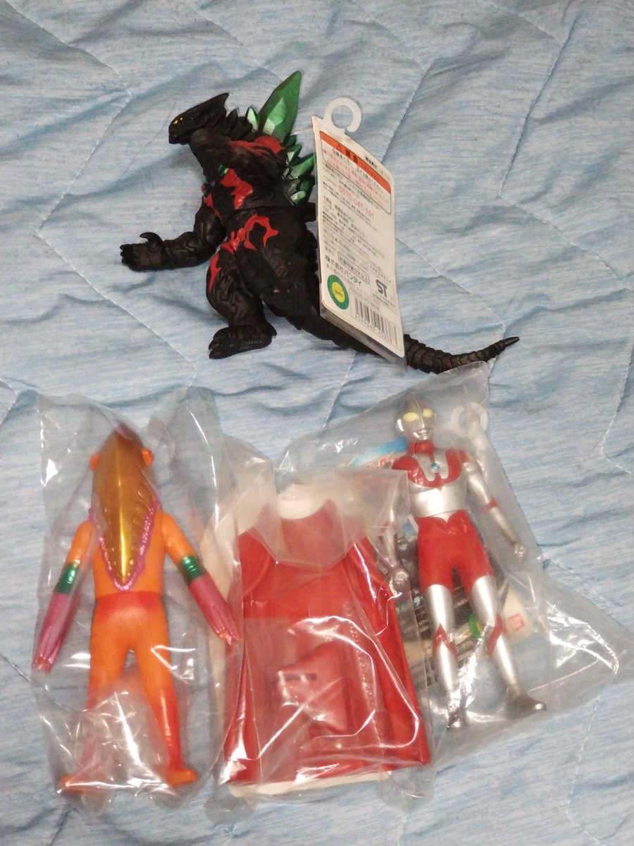 UCG_Polibake2's tweet photo. 内訳はこんな感じｗ
アクションフィギュア！豪華！
ソフビ！大好き悪トラマン！
ミニソフビ！色違いメトロンにブラザーマント！
眼福ｗまた開けないで部屋に厳重保管になりそうｗ https://t.co/F1zgpoJvWa