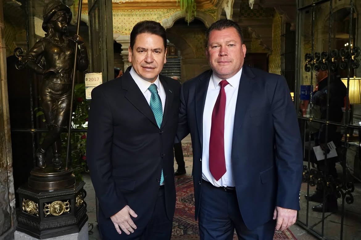 PoderCiudadanoo's tweet photo. #EnBocaDeTodos: 🗳️🔥 ¡Edgar Inzunza le abre la puerta a Ricardo Astudillo, pero con condiciones! Si quiere buscar la alcaldía de San Juan del Río deberá entrar a la encuesta y acreditar residencia en el municipio 📊🏛️
⤵
https://t.co/TNRIRYIBM4
Únete a nuestro canal 👉 https://t.co/dQK26JQUNx
📌 ¿Tienes una denuncia? Escríbenos al 446 144 4405