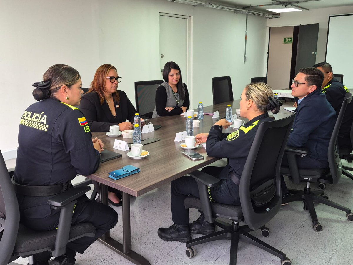 PoliciaAduanera's tweet photo. Realizamos una reunión de trabajo con @CBP y @USEmbassyBogota , orientada al fortalecimiento de la cooperación y las relaciones institucionales mediante el intercambio de información y la articulación de capacidades, con el propósito de consolidar mecanismos que contribuyan a la identificación, análisis e investigación de estructuras vinculadas al contrabando y al lavado de activos,  enfrentando de manera coordinada estos fenómenos que afectan la economía y la seguridad del país.