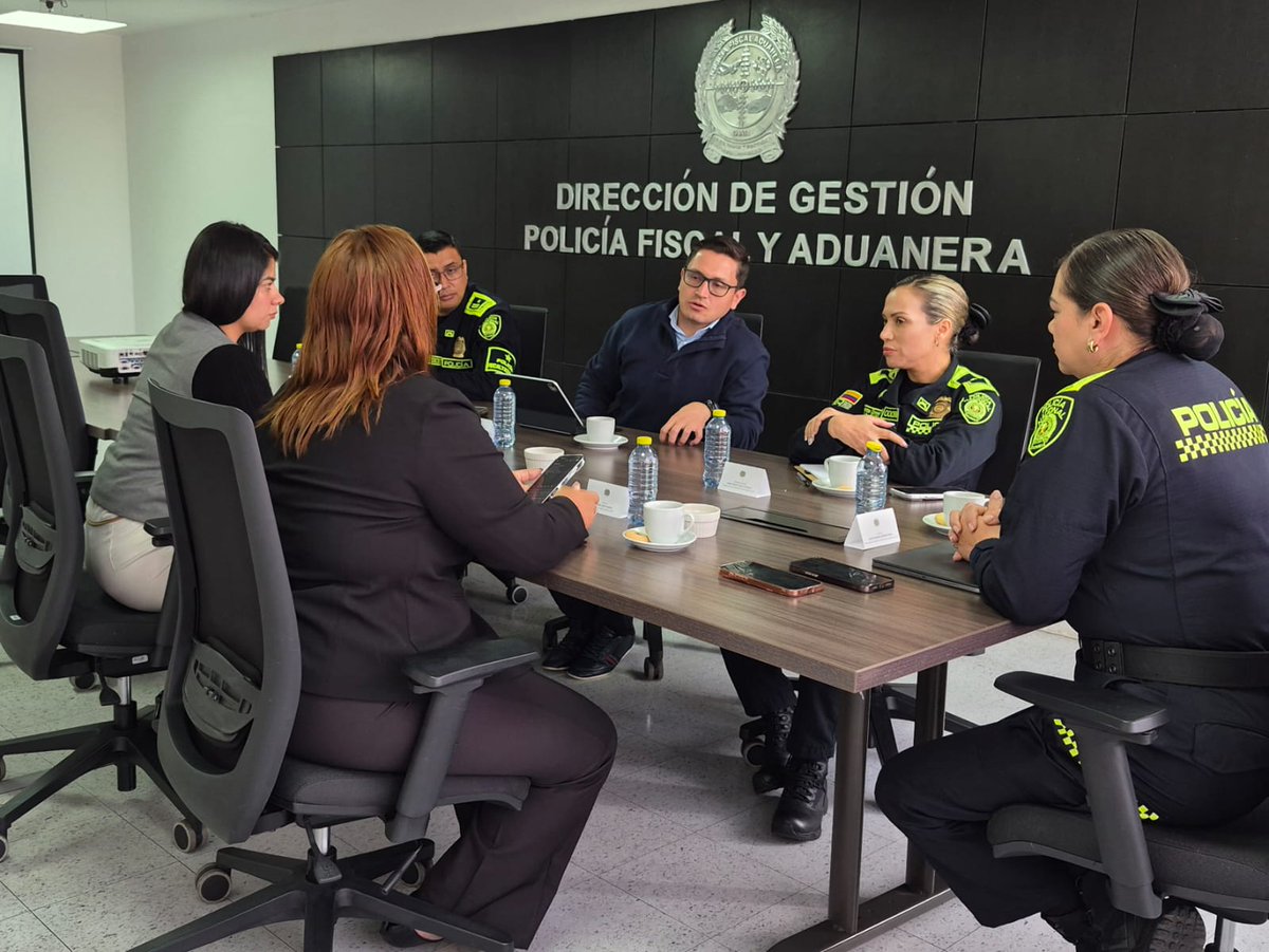 PoliciaAduanera's tweet photo. Realizamos una reunión de trabajo con @CBP y @USEmbassyBogota , orientada al fortalecimiento de la cooperación y las relaciones institucionales mediante el intercambio de información y la articulación de capacidades, con el propósito de consolidar mecanismos que contribuyan a la identificación, análisis e investigación de estructuras vinculadas al contrabando y al lavado de activos,  enfrentando de manera coordinada estos fenómenos que afectan la economía y la seguridad del país.