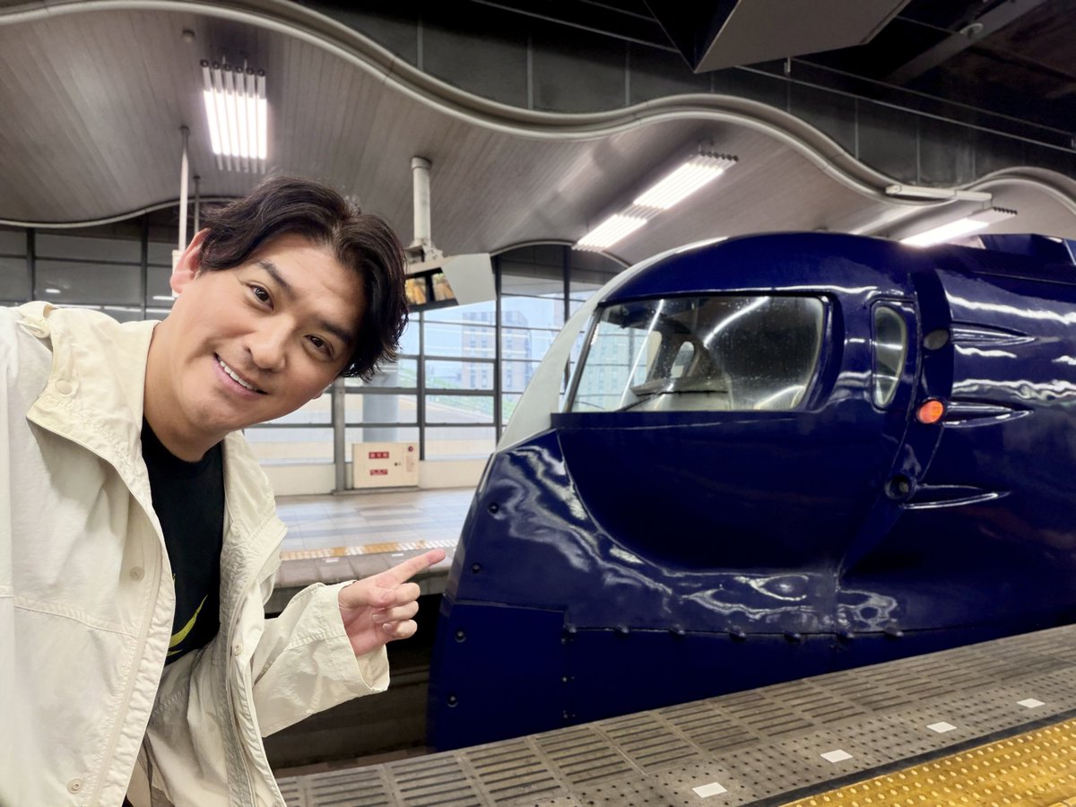 kashu_toshiki's tweet photo. 南海ラピートかっこいいな〜レトロフューチャー。
まるでガンダムのモビルスーツやスターウォーズのダースベイダー、スーパーロボットを思わせる感じ。

これで関空まで行ったら良い旅になるのは間違いない。乗りたい。 https://t.co/XTcpLctz0M