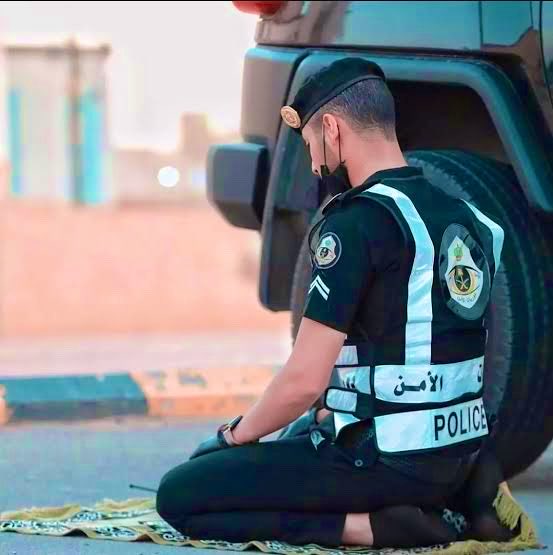 SLMAN_1902's tweet photo. رجال الأمن في المملكة العربية السعودية خط أحمر 🇸🇦

والتجاوز عليهم ليس تجاوز على شخص
بل تجاوز على هيبة الدولة وسيادتها وإرادتها
ومن يفعل يعرض نفسه لأشد العقوبات 

هذا قانون … والقانون لا يرحم المغفلين https://t.co/9qIMB5En3q