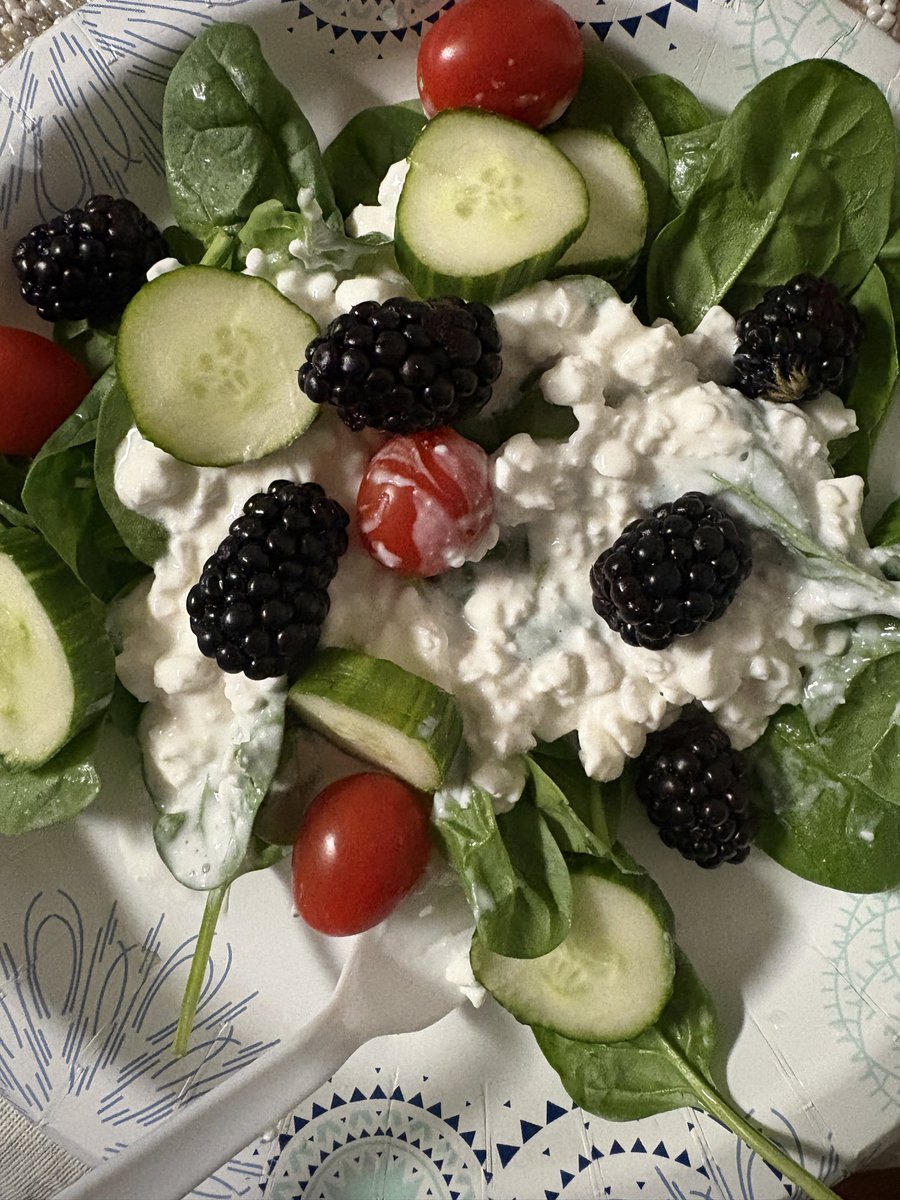 crossiantlover4's tweet photo. My salad tdy but this time with blackberries 😋 https://t.co/XYUIGBUFKv