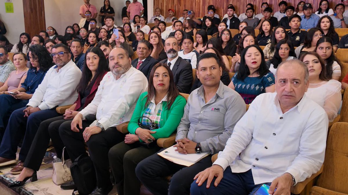 INE_Chiapas's tweet photo. 🎤En Comitán, Chiapas, el Vocal Ejecutivo de la Junta Local del INEChiapas, Ricardo Olvera Aguilar, asistió a la premiación del Concurso Nacional de Oratoria 2026, organizado por el @IEPCChiapas
Un espacio que impulsa el diálogo, la expresión de ideas y la participación ciudadana https://t.co/ntfwZu4Uvo