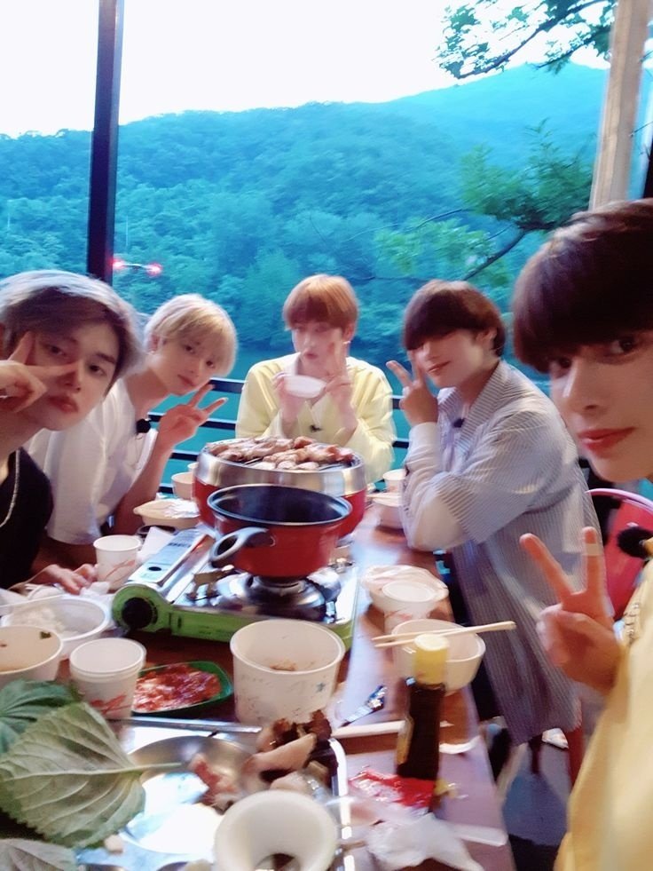 Moracle1205's tweet photo. 난 투바투 단체 사진 이런 거 좋아함
스케줄 관련 공식적인 사진 말고 이런 사적인 사진 보면 가족 같고 좋아서 https://t.co/Yvq1IO6BMg