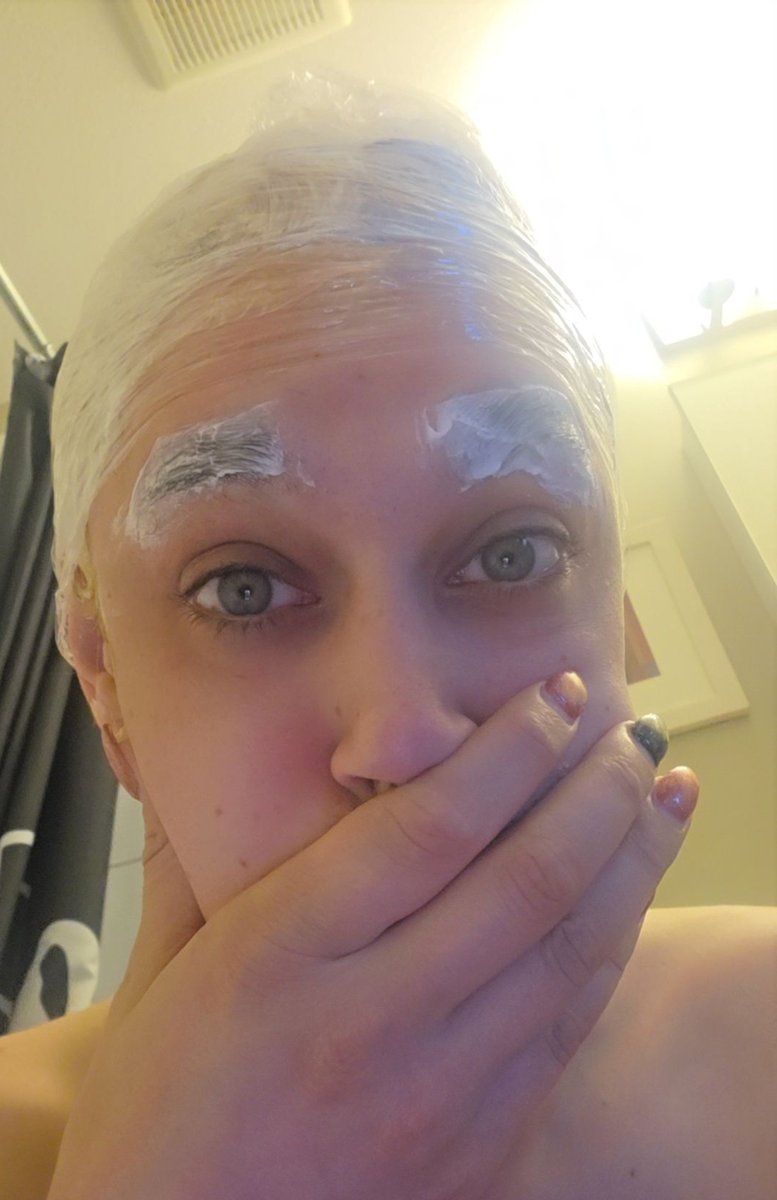 itsonlyaugust's tweet photo. Roots bleached, brows tweezed, cups filled, estrogen saturated (Happy Hump Day) https://t.co/Th1S6oZBYd