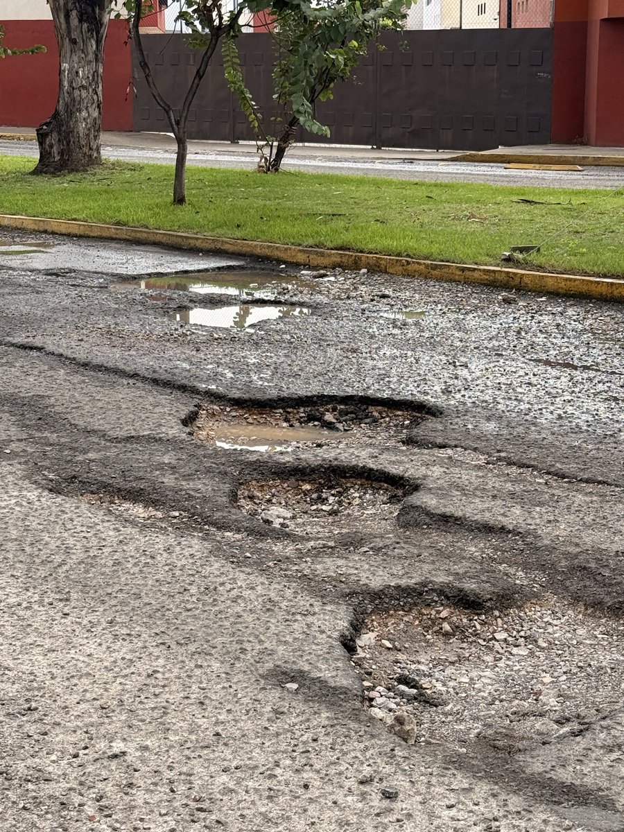 edGardiaz44's tweet photo. Calle en los baches de Puebla
O baches en lo que pretende ser las calles de puebla?
Col Villa Verde 2 prolongación de 54 norte
Urge atención
@armentapuebla_ @pepechedrauimx #GobiernoDePuebla #AyuntamientoDePuebla #Puebla #BachetonPuebla #Baches @SicomNoticias_ @OroNoticiasPue https://t.co/TjBgXR5SUv