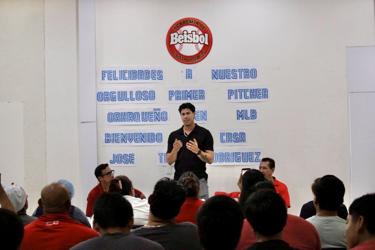 AcademiaAHH's tweet photo. -No hay lugar, como el hogar-

El primer lanzador orgullosamente oaxaqueño en @mlb  regresa a casa🤩

Gracias @tibu_15 por compartir con nosotros tu experiencia, motivación y presencia, estamos muy felices de formar parte de tu historia personal y profesional ¡BIENVENIDO A CASA! https://t.co/42RSfHRcWI