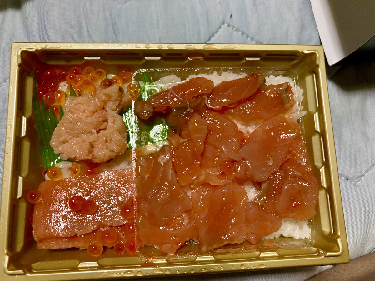 tuna_kan28's tweet photo. 北海道のお土産！
たくさん買っちゃったぜい✨

兄ちゃんの土産には鮭とばと帆立チーズ！愛しの帆立スープたち見つけて幸せ💕
カツゲン連れて帰ってきたよ〜😂
セイコーマート限定の酎ハイめっちゃあって興奮した❣️ミント味のハイボール最高に好きこれ。
ルイベの駅弁もめっちゃ美味しかったー！！ https://t.co/w8lbfJhHSL