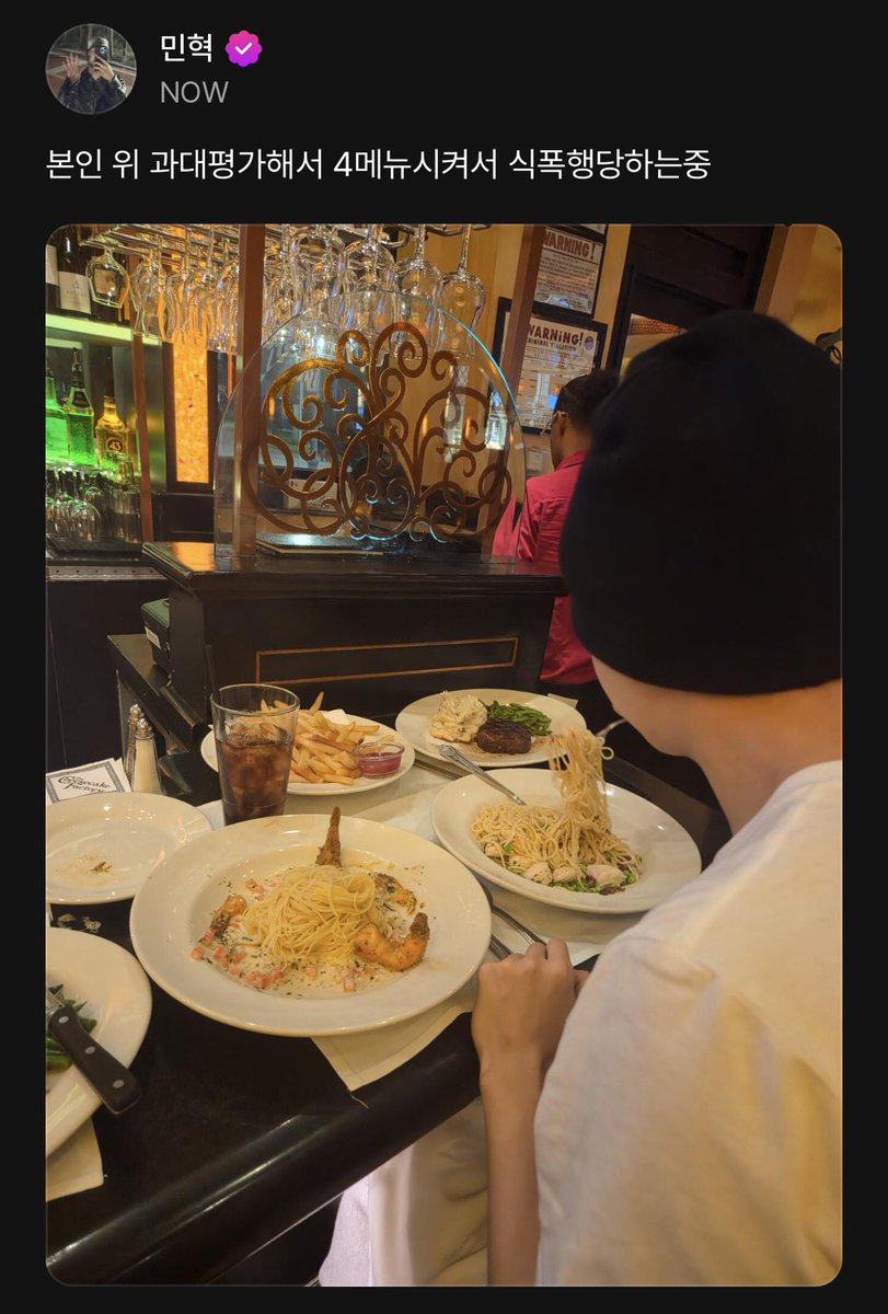 hyungwonspace's tweet photo. hyungwon on minhyuk’s 🫐 update
#형원 #hyungwon #민혁 #minhyuk

🐶 he overestimated his own stomach capacity and ordered four dishes and now he’s getting food attacked
🐶 it’s mr. chae https://t.co/5WgmsfTyDu