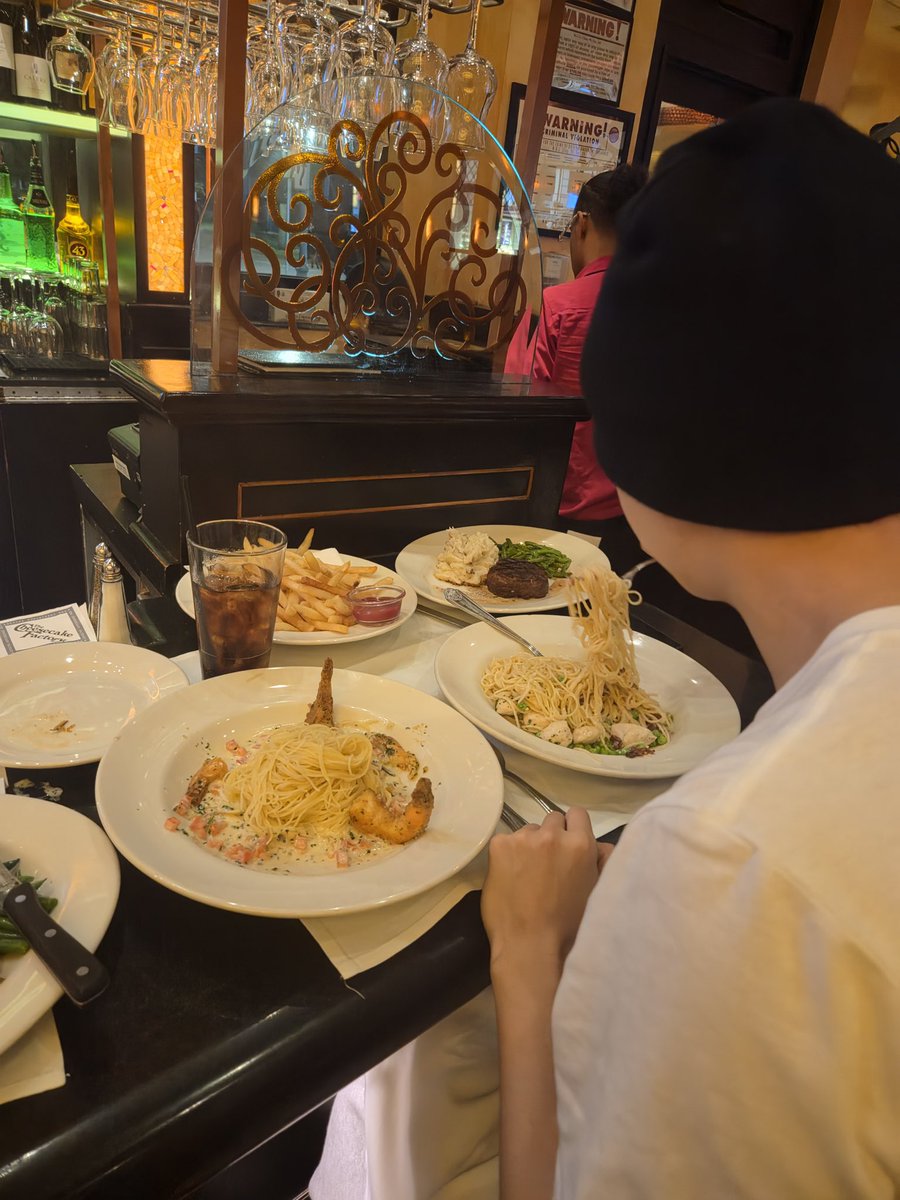 hyungwonspace's tweet photo. hyungwon on minhyuk’s 🫐 update
#형원 #hyungwon #민혁 #minhyuk

🐶 he overestimated his own stomach capacity and ordered four dishes and now he’s getting food attacked
🐶 it’s mr. chae https://t.co/5WgmsfTyDu
