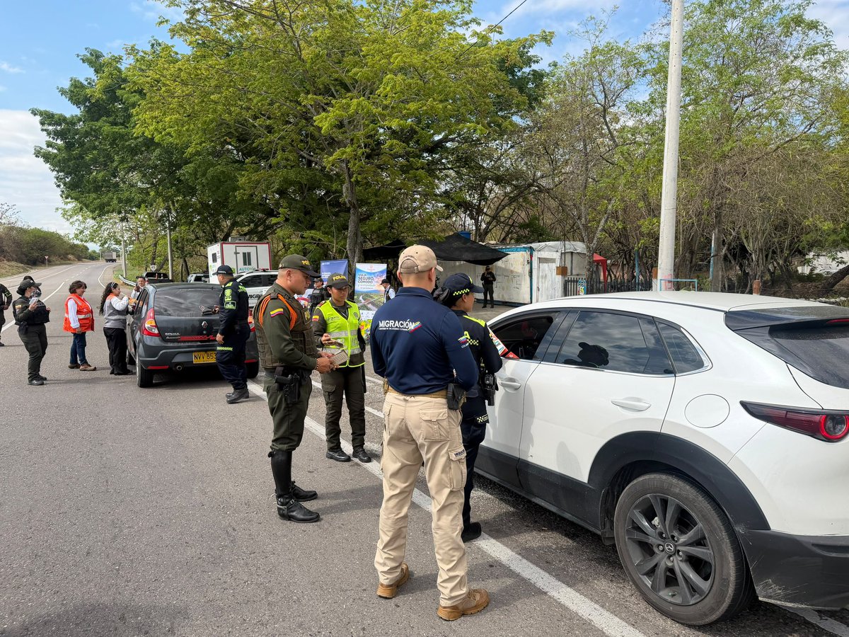 MigracionCol's tweet photo. 📍#Huila | Durante la #SemanaDeReceso, junto a @PoliciaNeiva, realizamos acciones de control y verificación a vehículos que se movilizan a la altura de la Ruta 45. Fortalecemos la presencia institucional en nuestras carreteras para promover el #TurismoSeguroYResponsable. https://t.co/CM0be5STAk