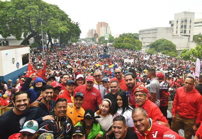 SonPolemicas's tweet photo. Se desbordó el centro de Caracas, el Chavismo lo llenó de punta a punta...Por eso el Chavismo 
 siempre gana elecciones, pueblo unido, organizado y movilizado. https://t.co/S7AlE0g0J1