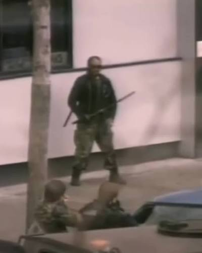 AllbonesJones's tweet photo. i'm pretty sure this is the actual real life backstory to the seattle street samurai who fought off 50 cops for 11 hours straight
he was screaming about the demon in the blade taking over his mind while shrugging off nonlethal rounds
this is an actual real life event from 1997 https://t.co/neWciDOWzF