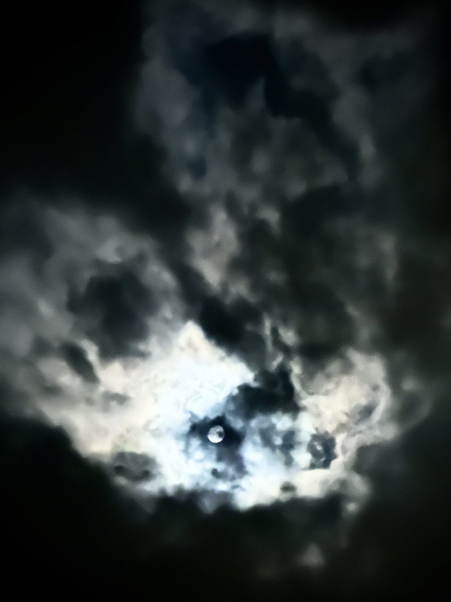 SandraFroSanne's tweet photo. Full moon @Zichem #JustFaceIt https://t.co/sh2PKxwsra