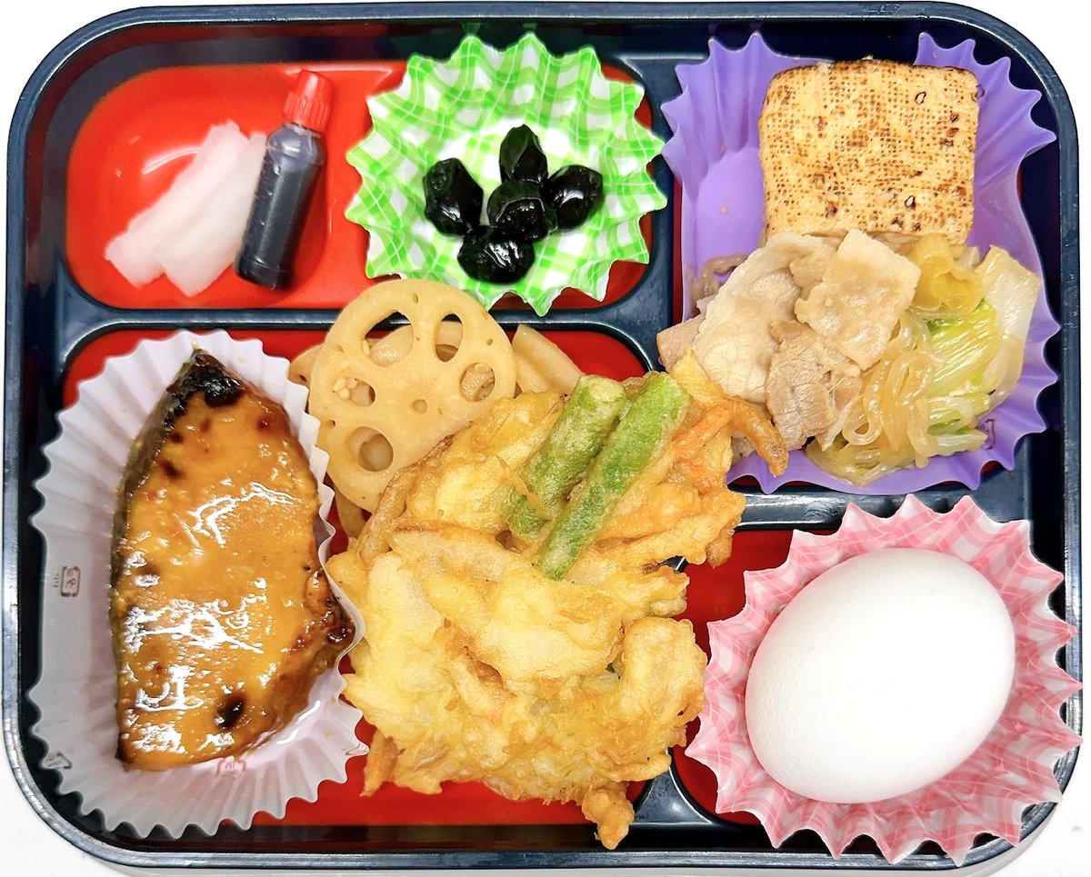 tamagoyaclub's tweet photo. 🐣おはようございます🐣

～10月8日(木)のメニュー～
豚すき煮焼き豆腐添え
銀鮭西京焼

人気のすき煮🍲今回は豚肉を使って食べ応えのある一品に仕上げました😋
銀鮭西京焼は、脂のりの良い銀鮭をまろやかな甘みとコクのある西京味噌に漬け込み、香ばしく焼き上げました😊
鮭の旨みと西京味噌の上品な甘みがお口いっぱいに広がります🐟✨
#NewDays
#高輪ゲートウェイ