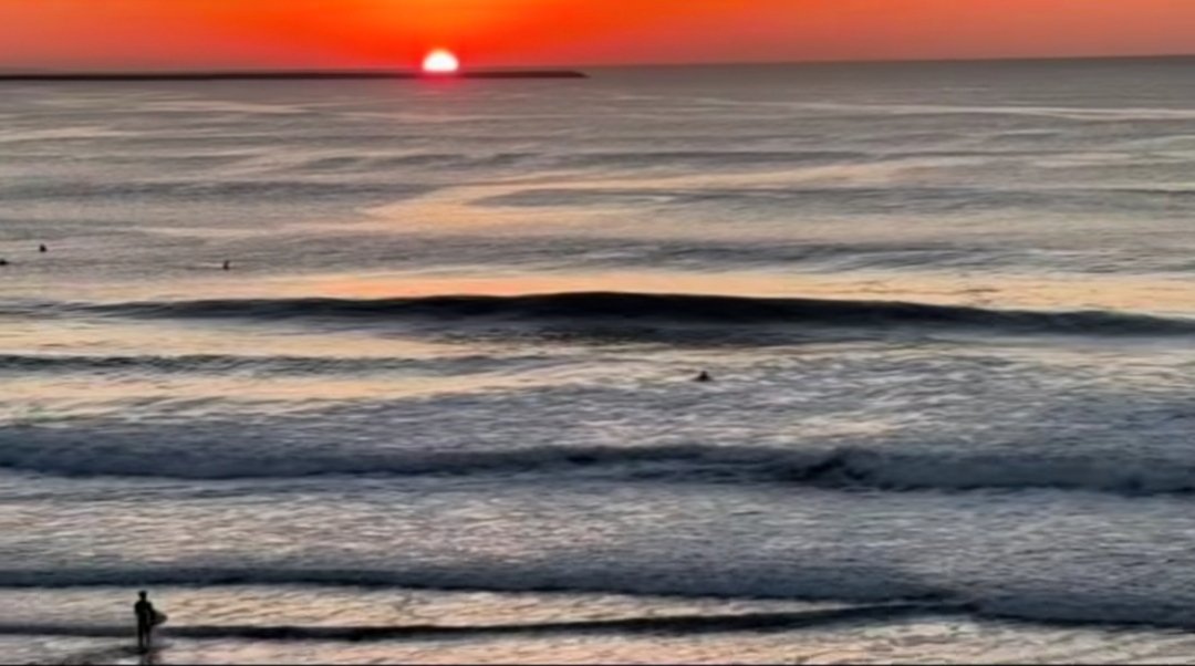 5ballads5's tweet photo. 朝5:40の仙台新港。
オレンジの朝日、静かな水面、カタ〜アタマの北サイド🌊

こんな朝に海に入れる幸せ。
今日の狙い目はセットの切れ目から走るライン。

#仙台新港 #サーフィン #朝サーフ
📹 @tusksurfboards_sendai
https://t.co/TbTfk77cOu https://t.co/4Nkt708o4J
