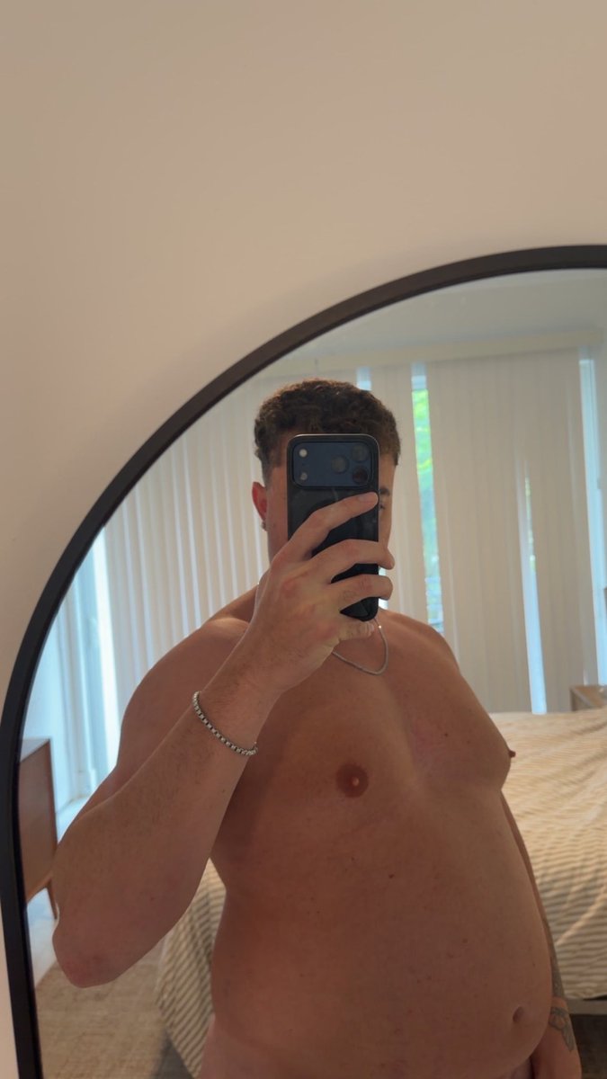 beefyalt's tweet photo. starting to realize how wide i’ve gotten https://t.co/ecCPtIF8iP