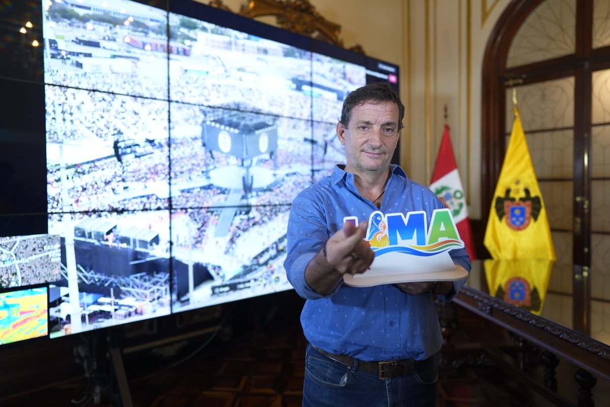 MuniLima's tweet photo. #BTS | “Estoy monitoreándolo como alcalde de Lima, permanentemente. No voy a dejar de monitorearlo hasta que culmine el evento e incluso hasta que después del evento se dé la evacuación como corresponde, con el orden que corresponde”, señaló el alcalde de Lima, @Renzo_Reggiardo.

Desde el Palacio Municipal, el alcalde supervisa las cámaras de videovigilancia del CECOP y el despliegue de drones para vigilar el aforo del concierto. El operativo se desarrolla de manera articulada con la @PoliciaPeru, @Minsa_Peru , @ATU_GobPeru , @cgbvpoficial y otras autoridades, para contribuir a una jornada segura y ordenada.
