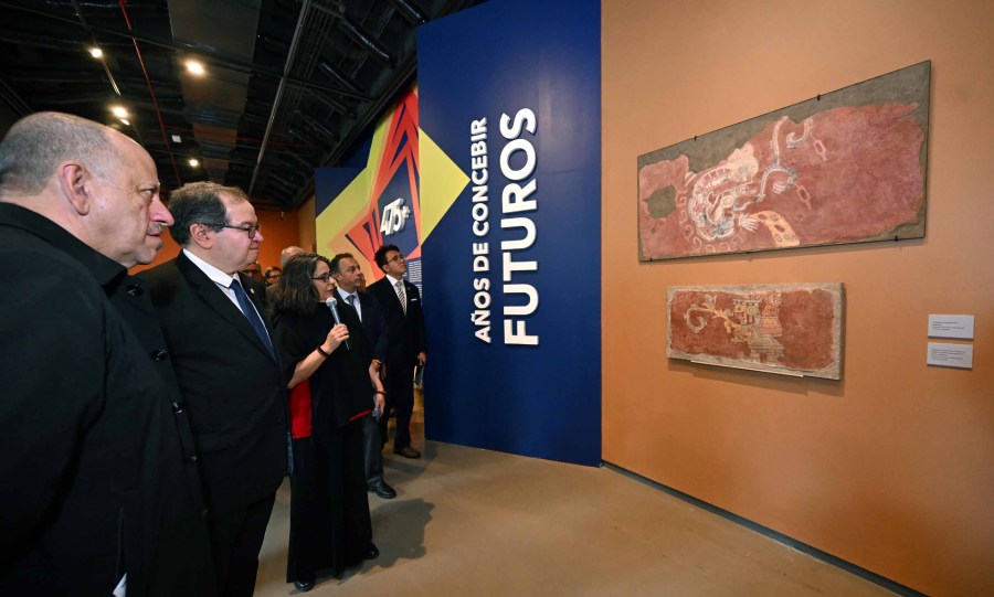 Gaceta_UNAM's tweet photo. Inaugura el rector Lomelí la exposición ‘Universidad de México: 475+ años de concebir futuros’.
La muestra refleja que la #UNAM es un organismo vivo, aseveró Rosa Beltrán Álvarez, coordinadora de @CulturaUNAM.
https://t.co/k3RolcAEjP https://t.co/HaA8cQ4wze