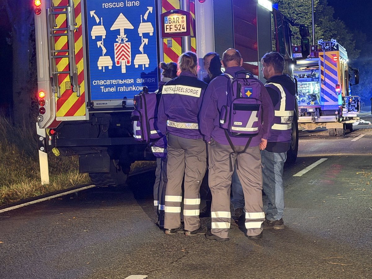 PolReporter's tweet photo. #Biesenthal #BAR - Pkw prallt in mehrere entgegenkommende Mopeds, Pkw geht in Flammen auf, 4 Personen verstorben, mehrere Seelsorger im Einsatz https://t.co/AnGsHtnYig