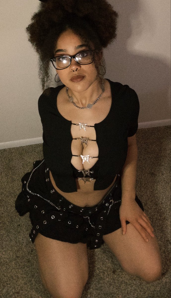 queersocks666's tweet photo. You’ve been waiting for a chance to worship such a perfect Goddess. You should know the only thing that pleases me is your complete surrender. Let’s start with that wallet. 

https://t.co/7O1xEAo66V
#findom #goddess #wallet #cam #live https://t.co/vcffvsbYfF