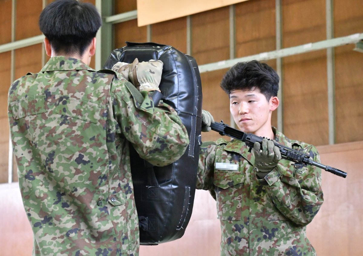 jgsdf_engaru's tweet photo. ～信頼される遠軽駐屯地の創造～
遠軽駐屯地で実施中の「新隊員後期教育」において、格闘検定を実施しました。
新隊員は、自衛官として必要な知識及び技能の習得に繋げました。
#風雪磨人 #遠軽駐屯地 #新隊員後期教育 https://t.co/s0JeXFfGMd