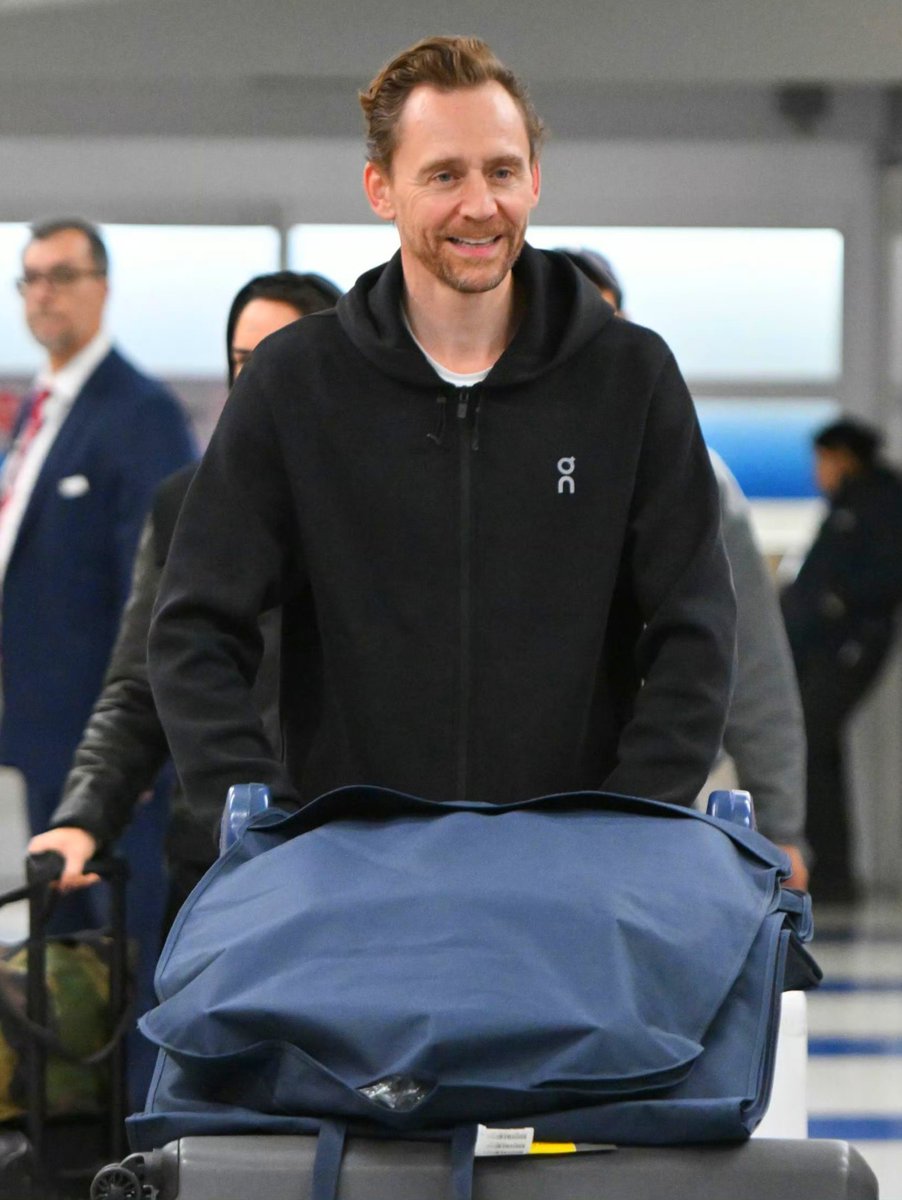 bestoftwh's tweet photo. 📷NEW| Tom Hiddleston was seen arriving at JFK Airport in NY today. https://t.co/XN7ymxbw9W