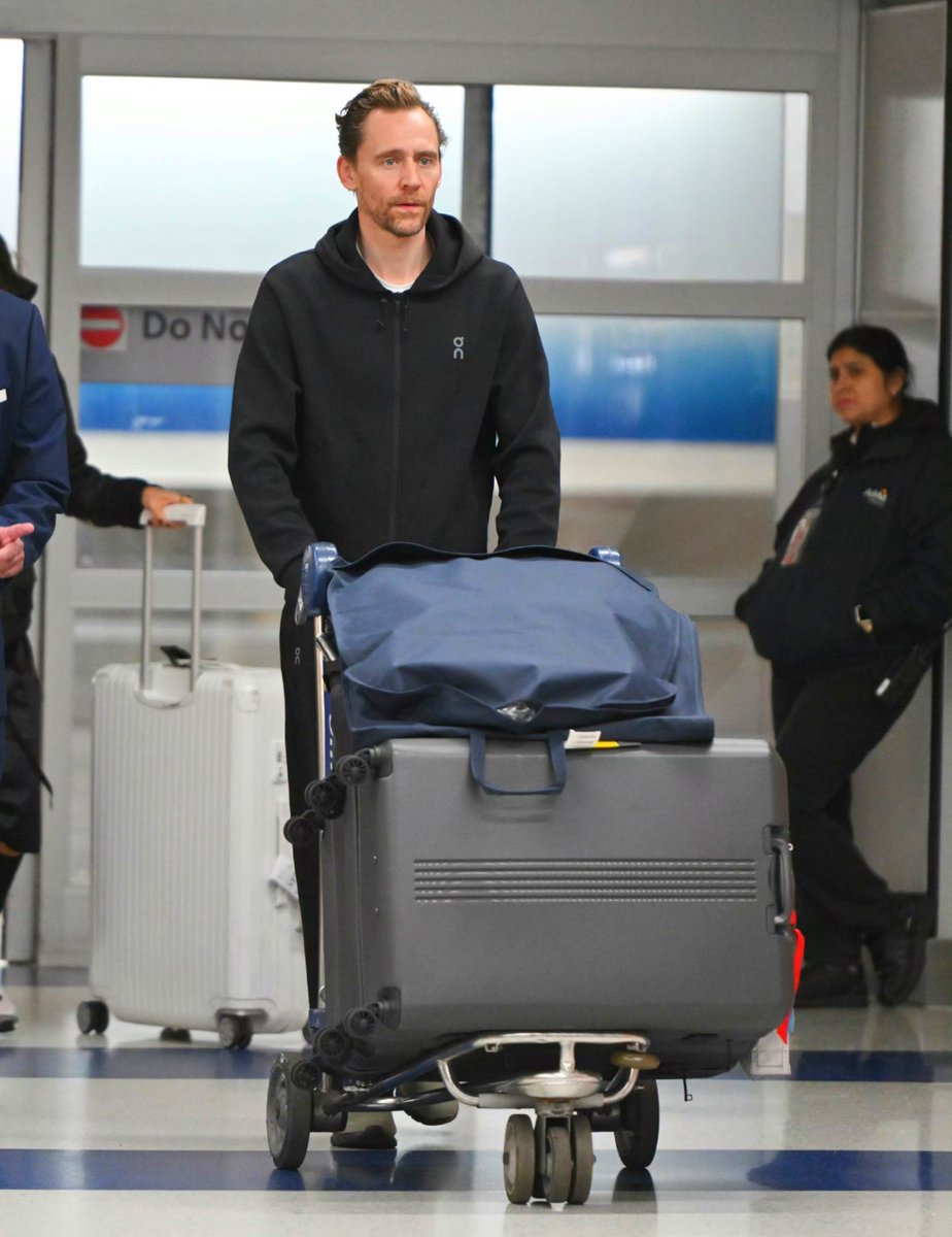 bestoftwh's tweet photo. 📷NEW| Tom Hiddleston was seen arriving at JFK Airport in NY today. https://t.co/XN7ymxbw9W