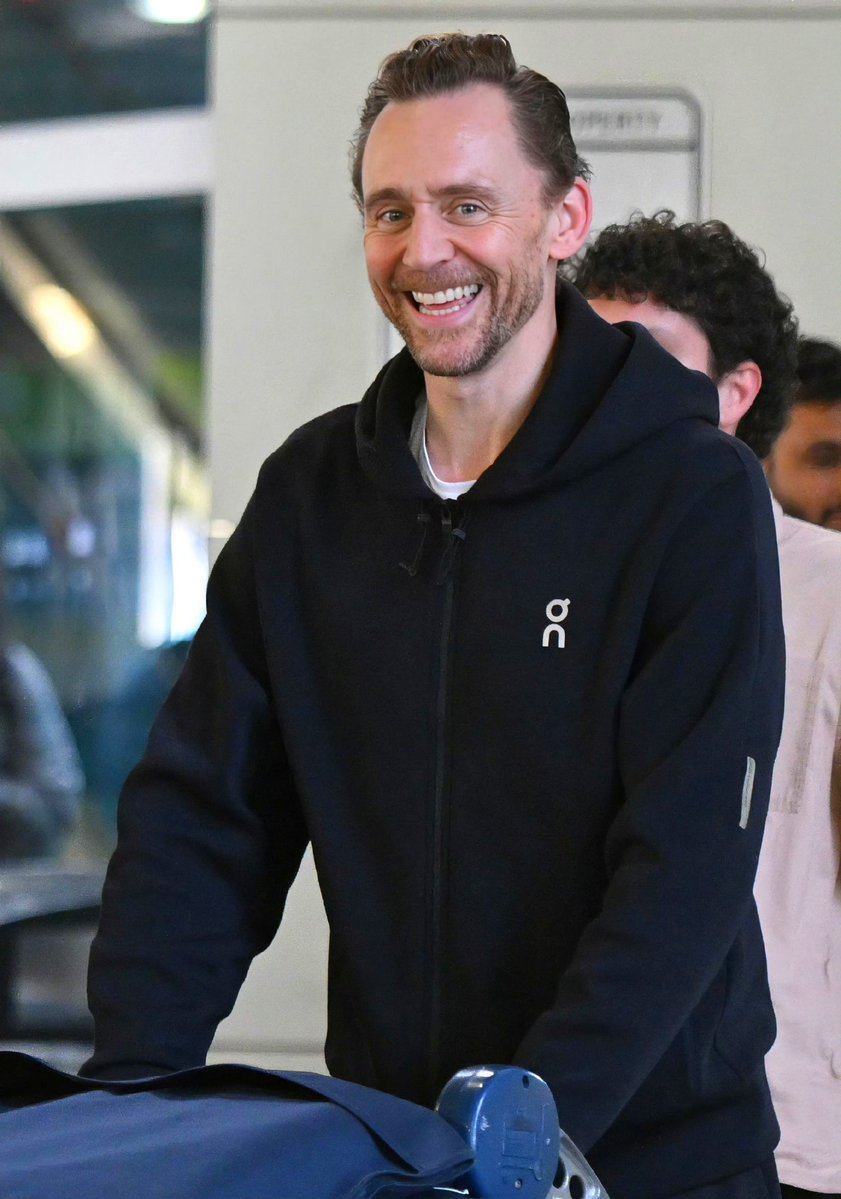 bestoftwh's tweet photo. 📷NEW| Tom Hiddleston was seen arriving at JFK Airport in NY today. https://t.co/XN7ymxbw9W