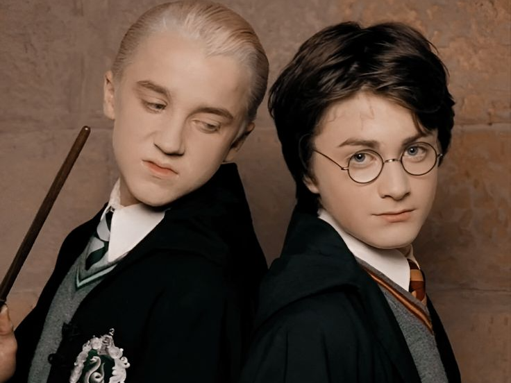 portalpotterbr's tweet photo. Fotos promocionais de Draco Malfoy e Harry Potter juntos para o filme Harry Potter e a Câmara Secreta (2002). https://t.co/ym6Rzo4NbR
