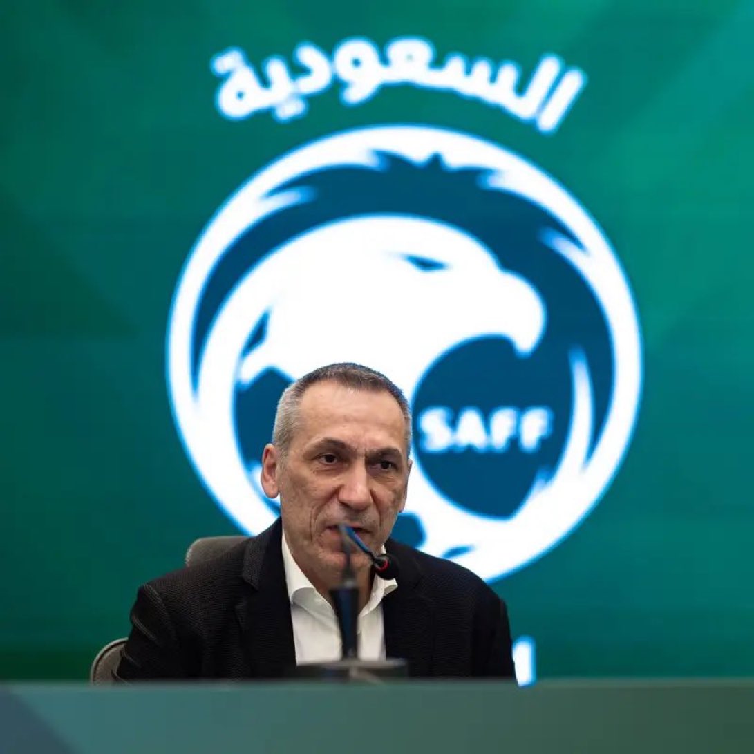 5lllDl's tweet photo. إقالة دونيس الان وفي الوقت يثبت بما لايدع مجالآ للشكوك ان هناك من داخل المنظومه الرياضية يعمل ضد المنتخب وضد نجاحاته !! 

كيف تجيب مدرب ممكن ما شاف مباراتين حتى من كاس الخليج بعيدآ عن الدوري والفئات المختلفه وتسلمه مصير منتخب قبل بطولة قاريه ب شهرين !؟ 

ارحموا الجماهير المدرب هذا يلعب ضمن امكانيته ويترك لنفسه مساحة يتراجع فيها عن بعض قناعته التي تكون خاطئه وشفناه في كاس الخليج اجرى عدة تغييرات وتدوير بين اللاعبين حتى اصبح المنتخب معه اكثر قوة وتماسك وهذا يوضح انه مدرب جيد ولديه امكانيات ممتازه ! 

فكونا من متلازمة ان المدرب لازم يكون مدرب معروف عشان ينجح !! 

#المنتخب_السعودي 
@AbdulazizTF 
@BSReziza