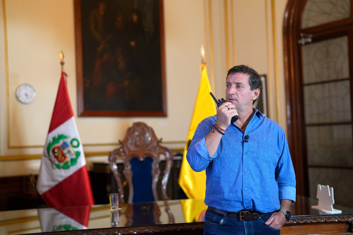 MuniLima's tweet photo. #BTS | “Estoy monitoreándolo como alcalde de Lima, permanentemente. No voy a dejar de monitorearlo hasta que culmine el evento e incluso hasta que después del evento se dé la evacuación como corresponde, con el orden que corresponde”, señaló el alcalde de Lima, @Renzo_Reggiardo.

Desde el Palacio Municipal, el alcalde supervisa las cámaras de videovigilancia del CECOP y el despliegue de drones para vigilar el aforo del concierto. El operativo se desarrolla de manera articulada con la @PoliciaPeru, @Minsa_Peru , @ATU_GobPeru , @cgbvpoficial y otras autoridades, para contribuir a una jornada segura y ordenada.