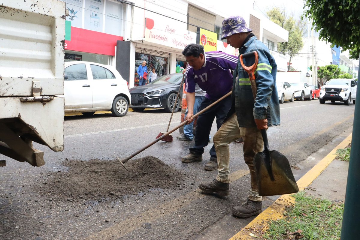 raychagoya's tweet photo. En la avenida Heroico Colegio Militar, esquina con Álamos, colonia Reforma, se realizaron trabajos de bacheo para mejorar una vialidad muy transitada por nuestras vecinas y vecinos.

Seguimos en territorio, viendo de frente lo que hace falta y poniéndole tache al bache en Oaxaca de Juárez.