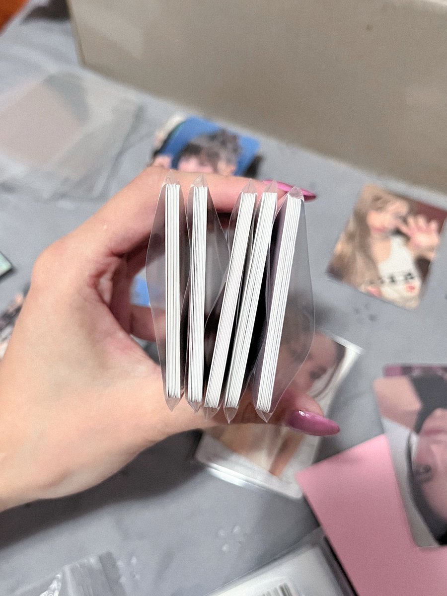 somijeons's tweet photo. minha contribuição de 1 centavo pra discussão do valor de taxa de embalagem: é assim que os cards de vocês chega da gringa https://t.co/alWo7MrZF4