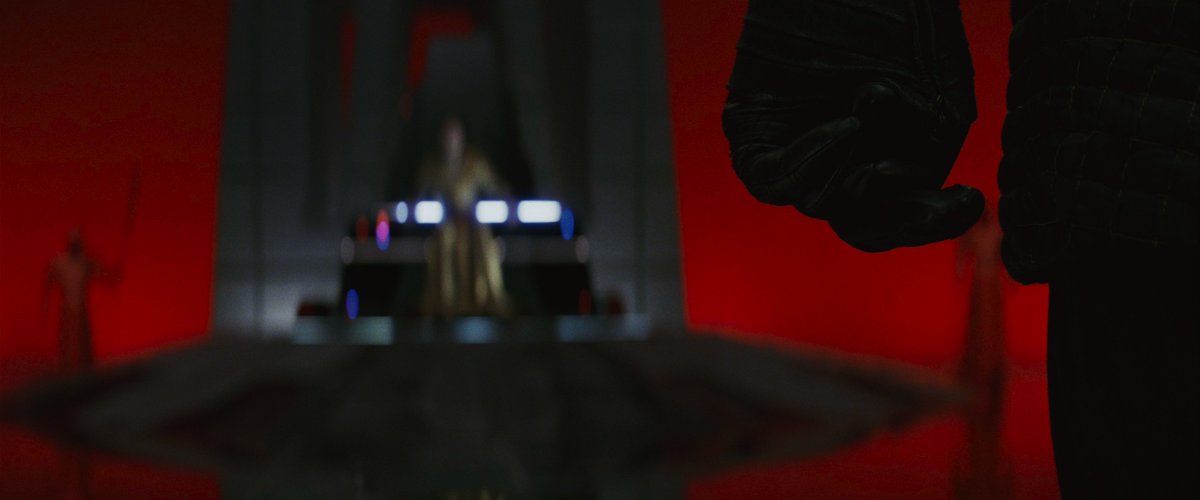 SWshotbyshot's tweet photo. Star Wars: The Last Jedi - shot 1937 https://t.co/tkXrvXLPf4