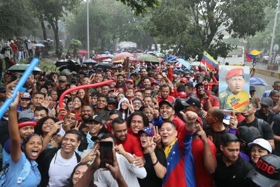 idadelmundo's tweet photo. Yo apoyo a Delcy Rodríguez 👊🏼 

Apoyo a Diosdado Cabello 👊🏼

Apoyo a Nicolás Maduro 👊🏼

Apoyo a Cilia Flores 👊🏼

Apoyo a Venezuela 🇻🇪

#PorAhoraYSiempreChávez https://t.co/Rl7r6kIwdj